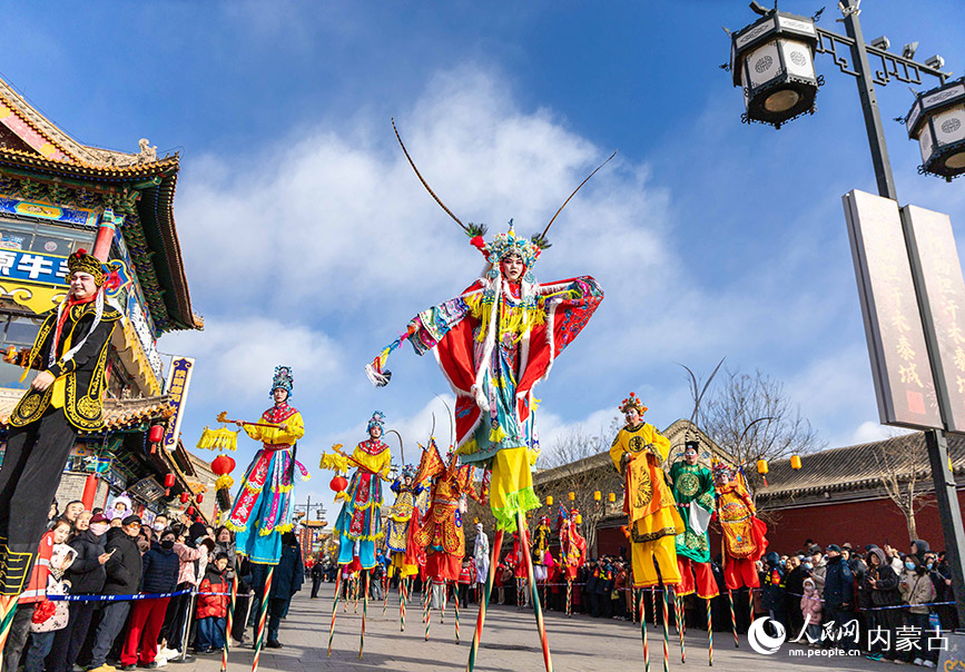2月22日，呼和浩特新春文化廟會活動現場，“昭君”扮相的高蹺藝人在表演。丁根厚攝