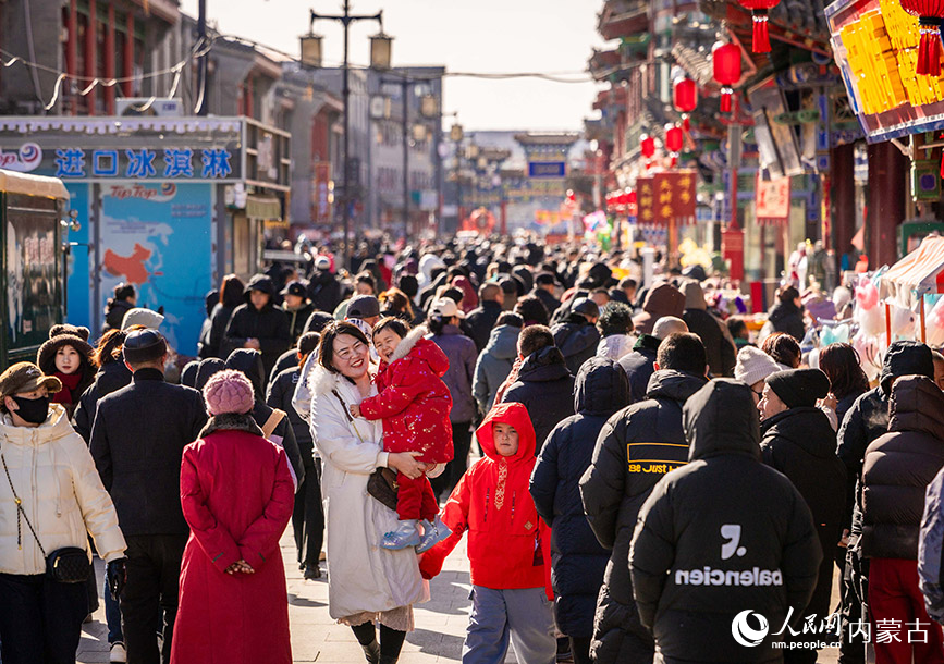 2月22日，呼和浩特新春文化廟會活動現場游人如織。丁根厚攝