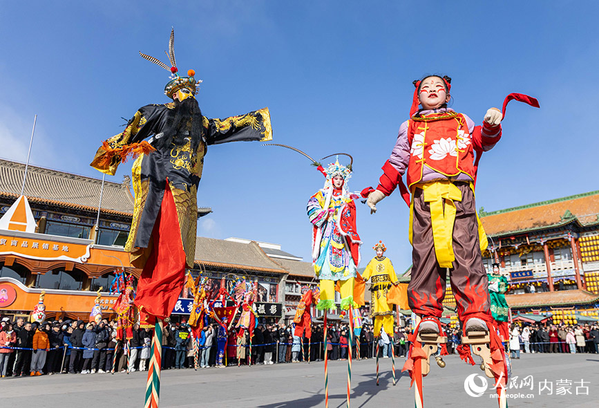 2月22日，呼和浩特新春文化廟會活動現場，高蹺藝人在為觀眾表演。丁根厚攝