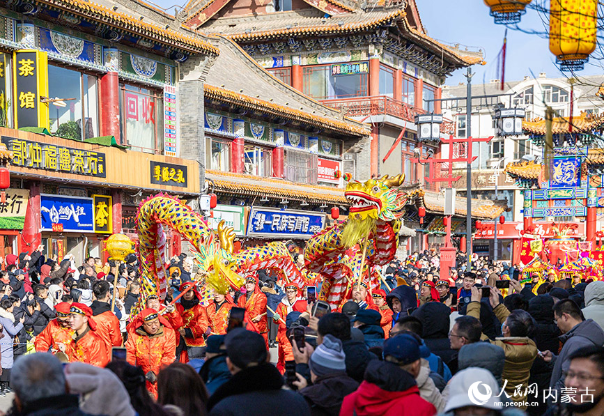 2月22日，呼和浩特新春文化廟會活動現場，舞龍表演吸引市民駐足觀賞。丁根厚攝