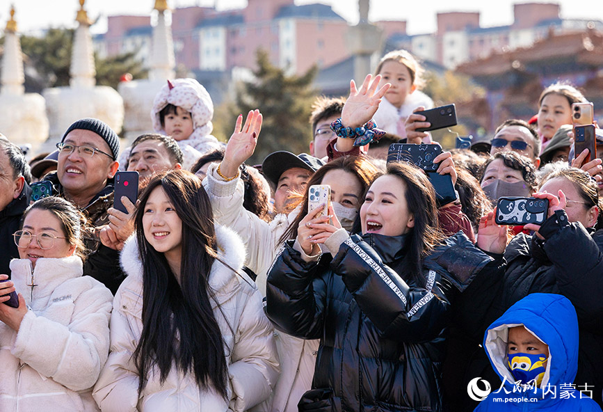 2月22日，呼和浩特新春文化廟會活動現場，市民觀看社火表演，歡度新春。丁根厚攝