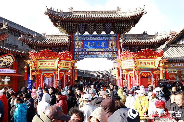 正月初六,塞上老街人流攒动,年味十足。实习生 牛子萌摄