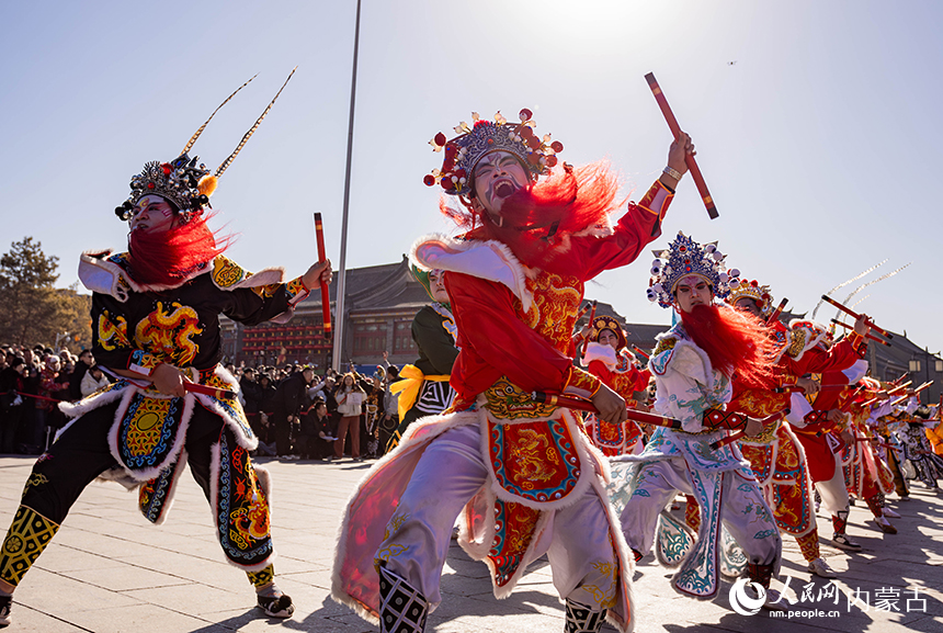 呼和浩特新春文化廟會“游八仙”主題活動現場，演員在表演英歌舞。丁根厚攝