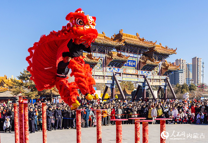 呼和浩特新春文化廟會“游八仙”主題活動現場，演員在進行梅花樁醒獅表演。丁根厚攝