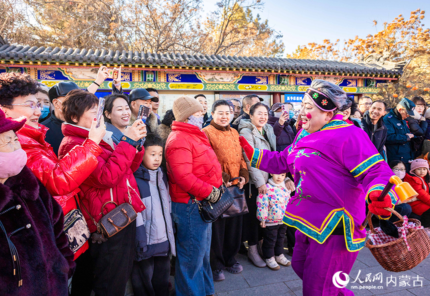 呼和浩特新春文化廟會“游八仙”主題活動現場，清泉街社區表演社火的演員與游人互動。丁根厚攝