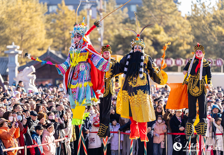 呼和浩特新春文化廟會“游八仙”主題活動現場，民間藝人在表演高蹺。丁根厚攝