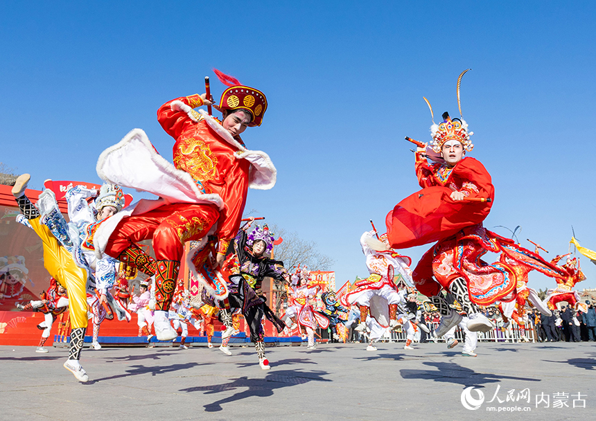 呼和浩特新春文化廟會“游八仙”主題活動現場，演員在表演英歌舞。丁根厚攝