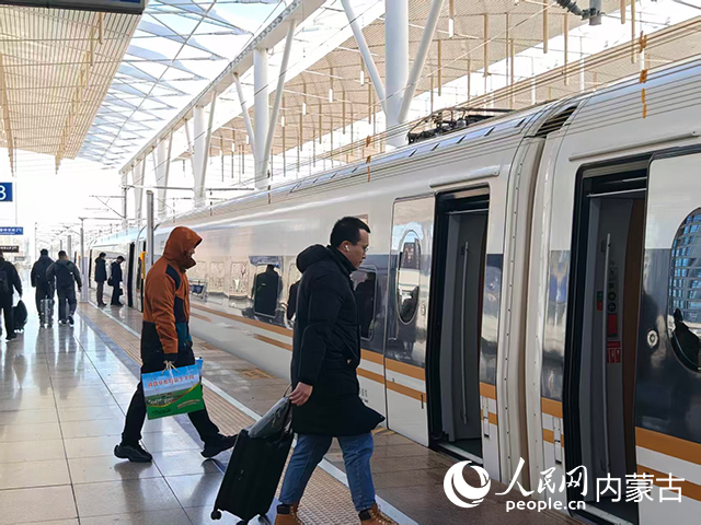 旅客在呼和浩特东站有序乘车。人民网记者 赵梦月摄