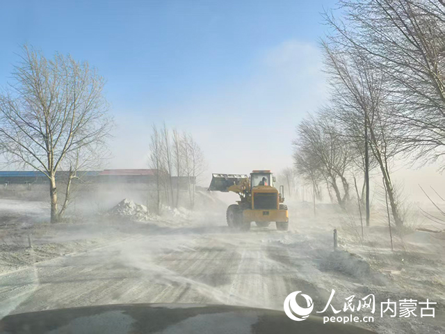 假期期間,興安盟交通運輸部門在省道309線開展清雪。自治區交通運輸廳供圖