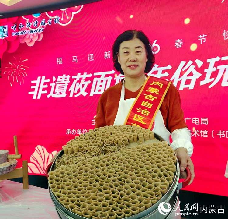 樊秀英展示做好的莜面。人民网记者 刘艺琳摄