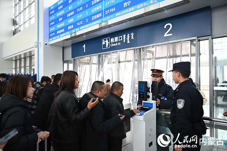 乌拉特前旗站内，旅客正在排队检票。人民网记者 刘艺琳摄