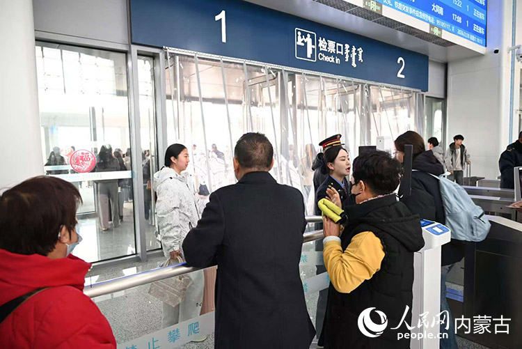 一对父母和即将前往天津的女儿道别。人民网记者 刘艺琳摄