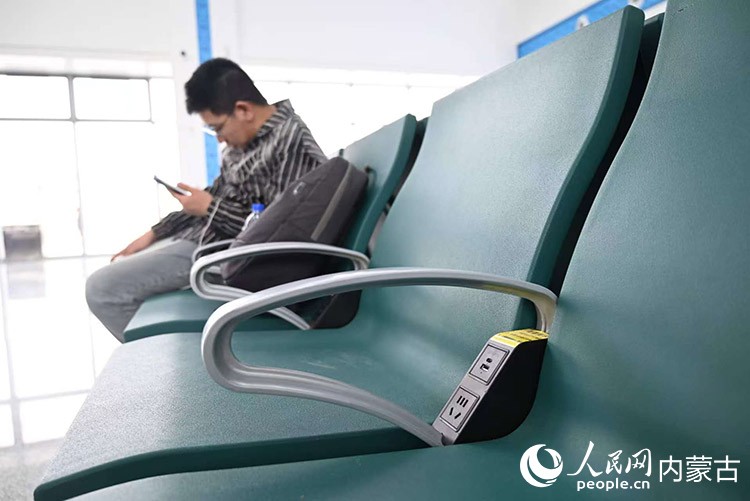 在乌拉特前旗站，站内配有座椅式充电器。人民网记者 刘艺琳摄