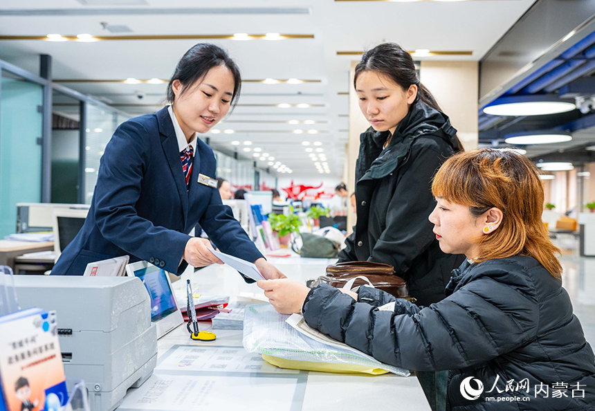 企業代表在呼和浩特市玉泉區政務服務中心企業服務專區綜合窗口辦理業務。丁根厚攝
