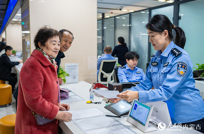 群眾在呼和浩特市玉泉區政務服務中心公安綜合窗口辦理業務。丁根厚攝