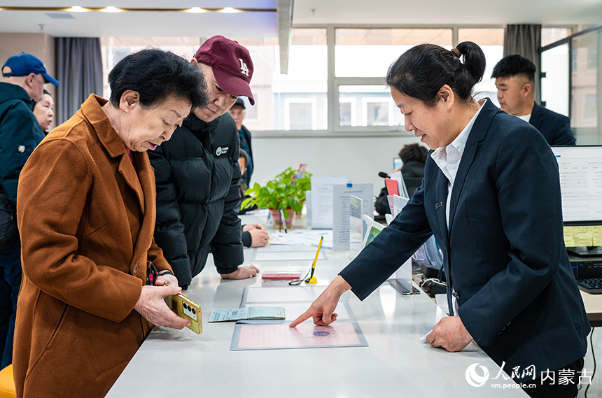 群眾在呼和浩特市玉泉區政務服務中心綜合窗口辦理醫保業務。丁根厚攝