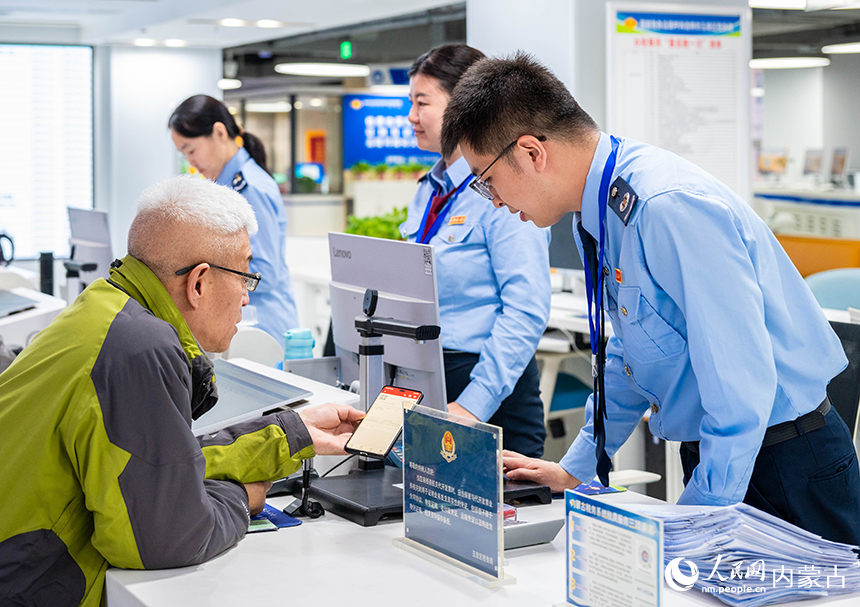办事群众在呼和浩特市玉泉区政务服务中心内办理相关涉税业务。丁根厚摄