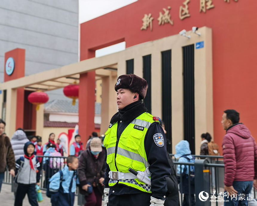 开学当天，全市775个护学岗准时启动、全面上岗。呼和浩特市公安局供图