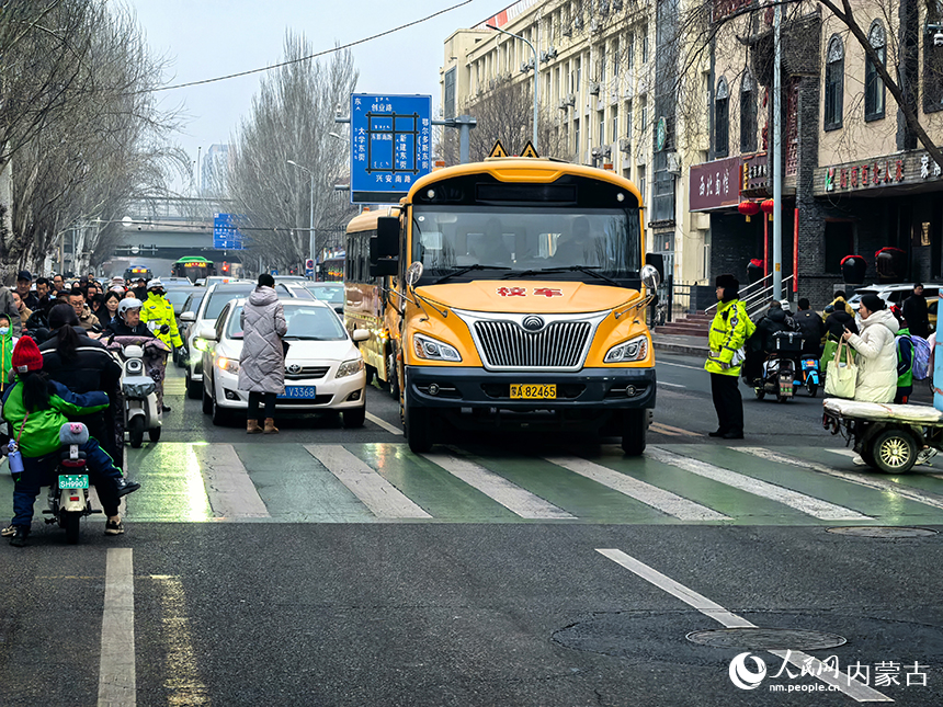 民警在校园周边关键路口、路段实时疏导车流。呼和浩特市公安局供图