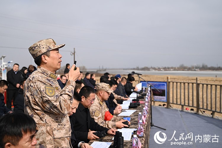 “黃河安瀾·2026”黃河防凌實戰及冰域應急救援綜合演練現場，現場指揮下達指令。人民網記者 劉藝琳攝