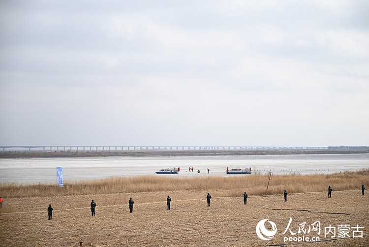 “黃河安瀾·2026”黃河防凌實戰及冰域應急救援綜合演練現場，氣墊船正在作業。人民網記者 劉藝琳攝