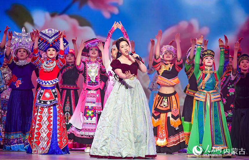 乌兰牧骑演员在鄂尔多斯元宵晚会上表演歌舞《春天的芭蕾》。王正摄