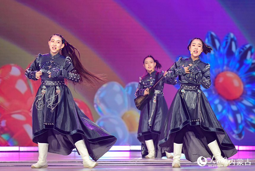 小朋友在鄂尔多斯元宵晚会上演唱歌曲《祝福》。王正摄