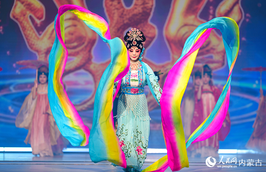 乌兰牧骑演员在鄂尔多斯元宵晚会上表演创意歌舞《骐骥耀暖城》。王正摄