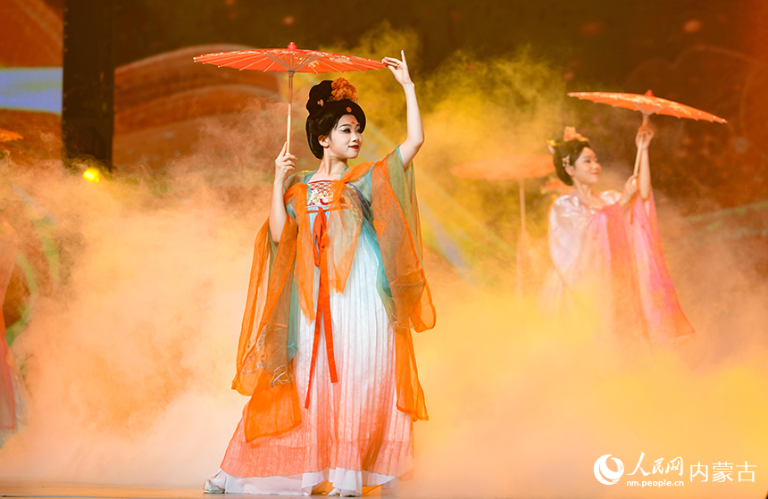 乌兰牧骑演员在鄂尔多斯元宵晚会上表演创意歌舞《骐骥耀暖城》。王正摄