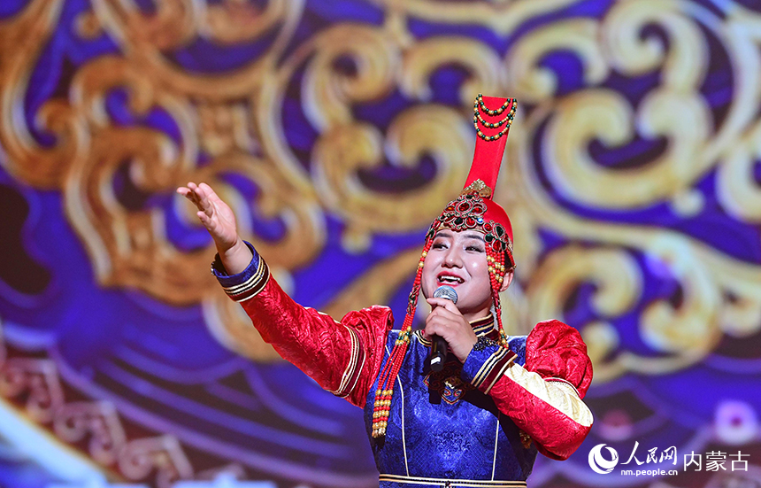 乌兰牧骑演员在鄂尔多斯元宵晚会上演唱短调民歌《想念》。王正摄