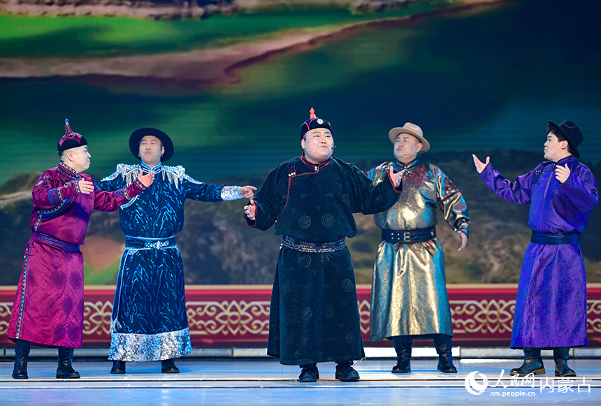 乌兰牧骑演员在鄂尔多斯元宵晚会上演唱歌曲《我的鄂尔多斯》。王正摄