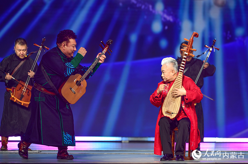 著名演员方锦龙（右）与乌兰牧骑演员在鄂尔多斯元宵晚会上演奏民乐《白马赞》。王正摄