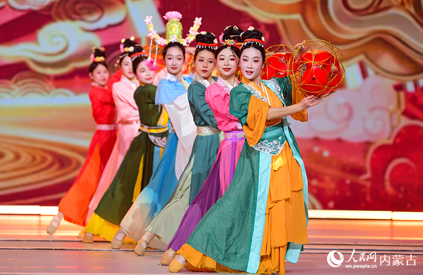 乌兰牧骑演员在鄂尔多斯元宵晚会上表演光影情景秀《长河故里映暖城》。王正摄