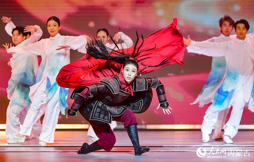 乌兰牧骑演员在鄂尔多斯元宵晚会上表演光影情景秀《长河故里映暖城》。王正摄