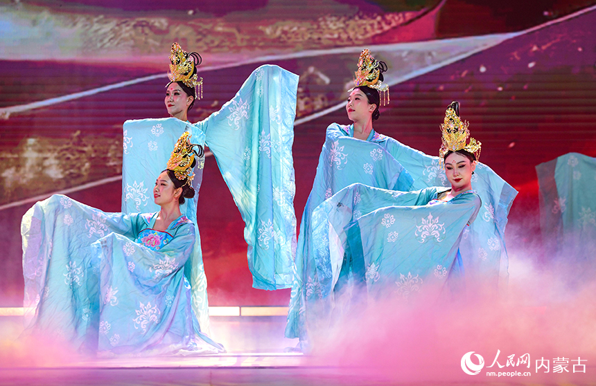 乌兰牧骑演员在鄂尔多斯元宵晚会上表演舞蹈《盛世佳节》。王正摄