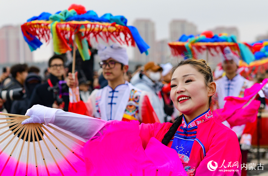 人们在鄂尔多斯市2026年群众迎春年俗巡游活动中表演陕北秧歌。王正摄