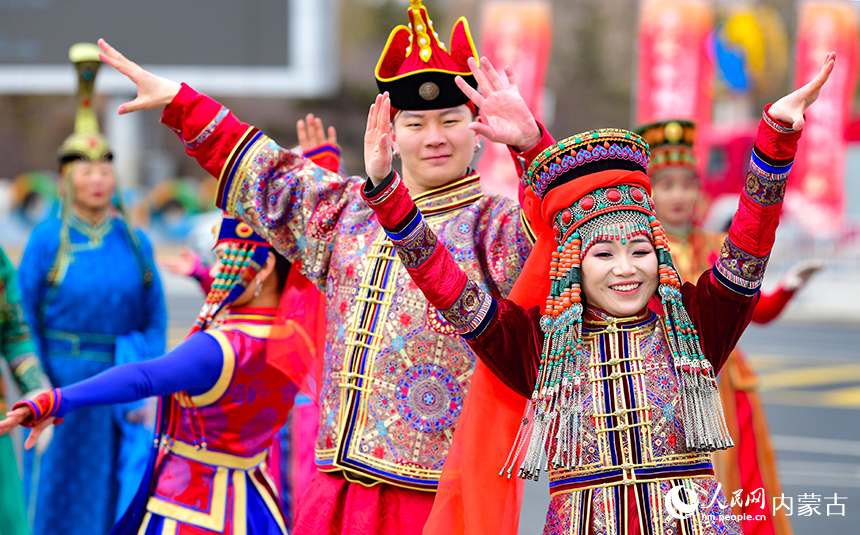 演员在鄂尔多斯市2026年群众迎春年俗巡游活动中表演鄂尔多斯婚礼情景秀。王正摄