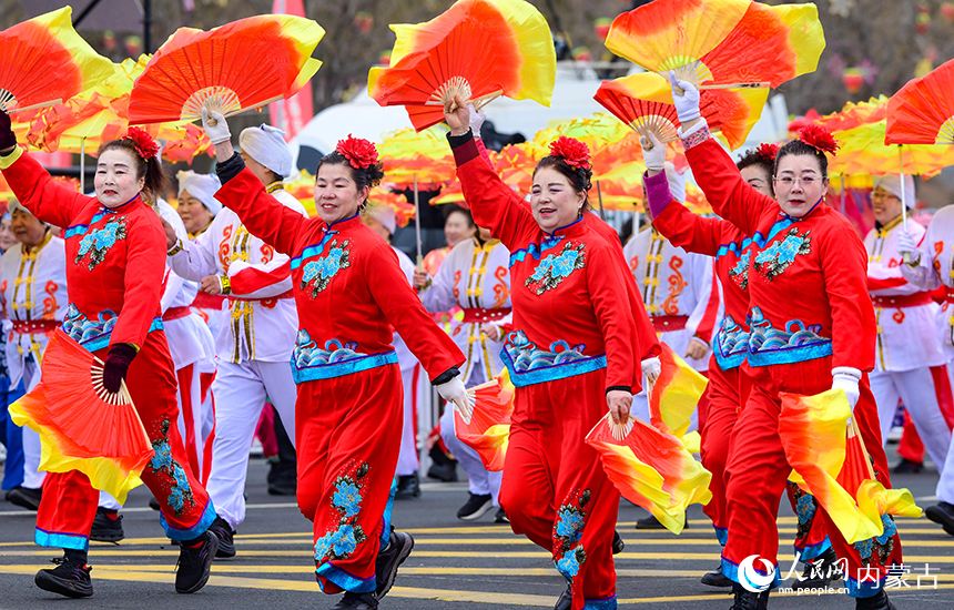 人们在鄂尔多斯市2026年群众迎春年俗巡游活动中表演大秧歌。王正摄