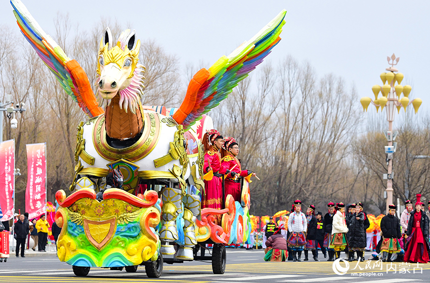 机械马在鄂尔多斯市2026年群众迎春年俗巡游活动中表演。王正摄
