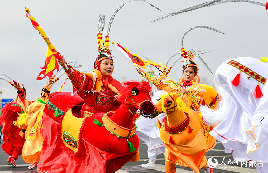 民间艺人在鄂尔多斯市2026年群众迎春年俗巡游活动中表演潮州饶平布马舞。王正摄