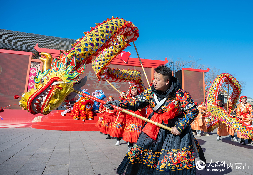 呼和浩特新春文化廟會非遺“鬧元宵”活動現場，民間藝人在表演舞龍。丁根厚攝