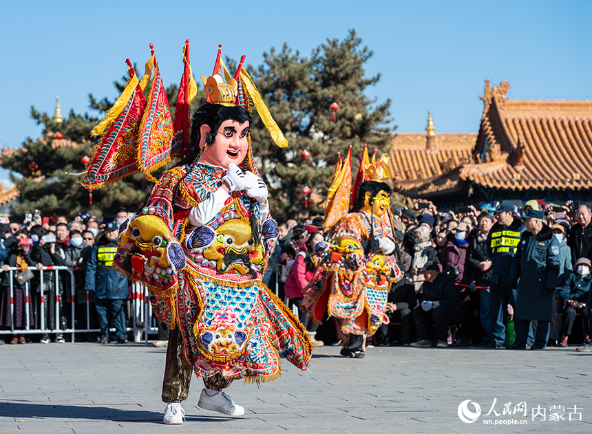 呼和浩特新春文化廟會非遺“鬧元宵”活動現場，電音三太子表演吸引游人駐足觀看。丁根厚攝