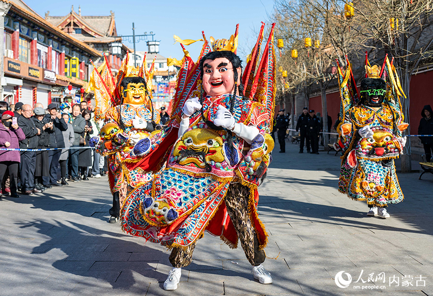 呼和浩特新春文化庙会非遗“闹元宵”活动现场，电音三太子表演吸引游人驻足观看。丁根厚摄