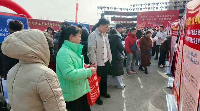 求职者在现场了解岗位需求信息。