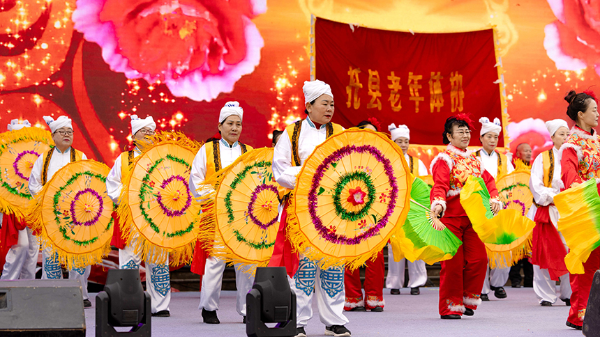 托克托縣老年體協登台表演大秧歌。張瑋攝