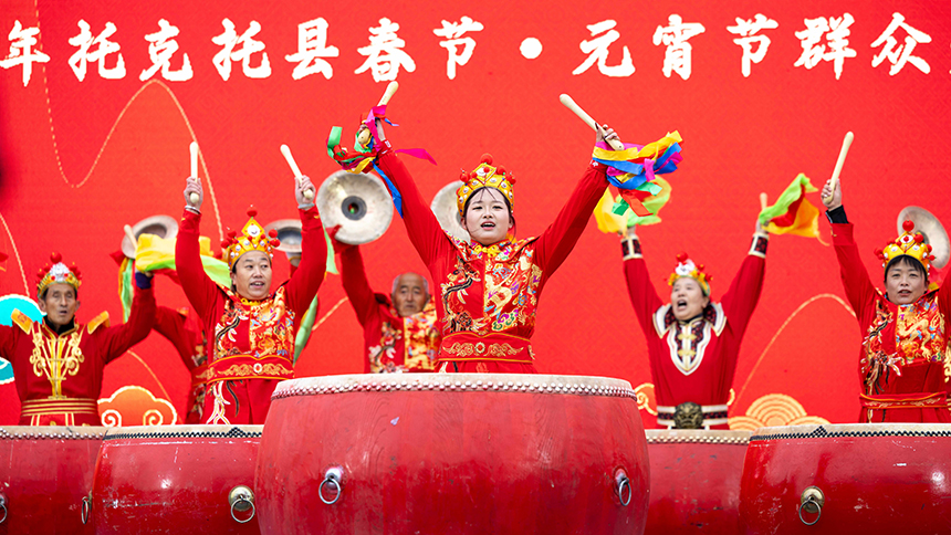 托克托縣新營子鎮黑水泉村正在表演黑水泉村壽陽鼓。烏力更攝