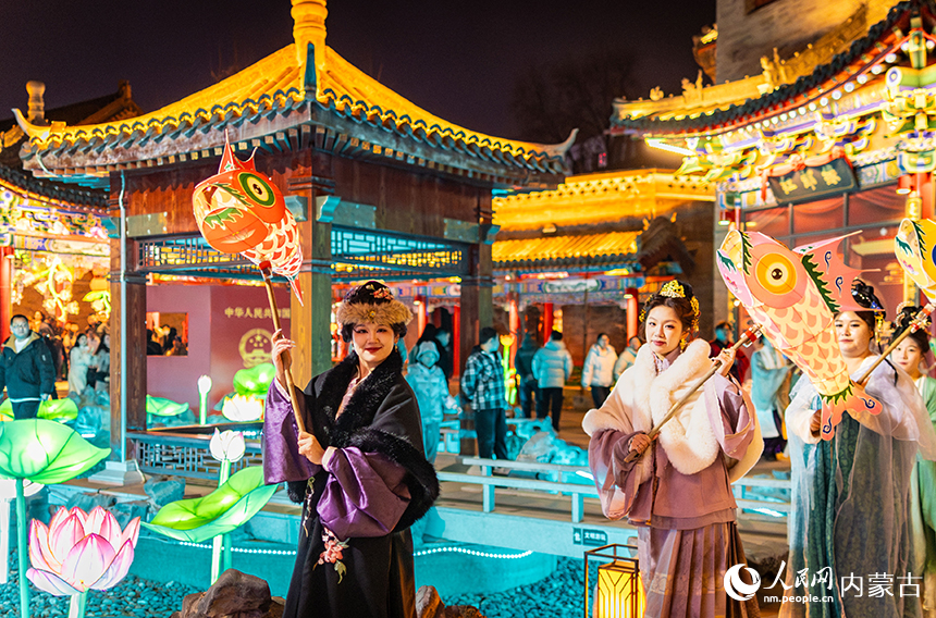 呼和浩特市玉泉區“鯉燈映月 福滿上元”魚燈夜游會現場，演員在進行魚燈巡游表演。丁根厚攝