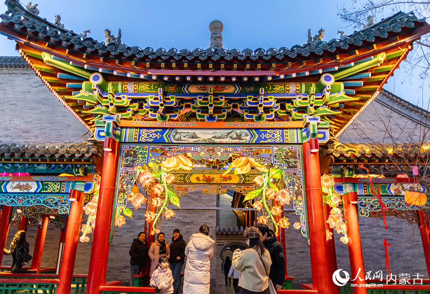 呼和浩特市玉泉區“鯉燈映月 福滿上元”魚燈夜游會現場，游人在賞燈游玩。丁根厚攝