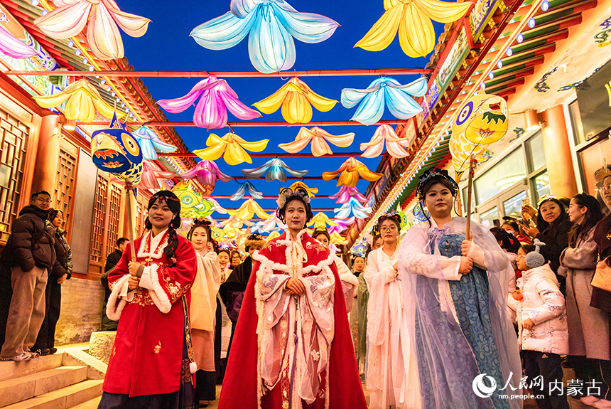呼和浩特市玉泉區“鯉燈映月 福滿上元”魚燈夜游會現場，演員在進行魚燈巡游表演。丁根厚攝