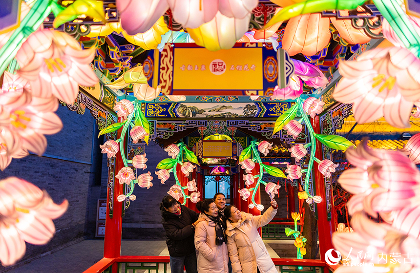 呼和浩特市玉泉區“鯉燈映月 福滿上元”魚燈夜游會現場，游人在賞燈游玩。丁根厚攝